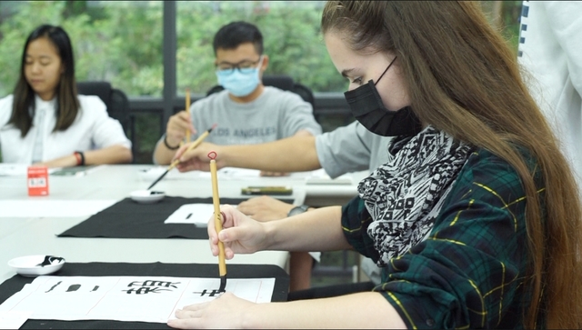 CYUT Chinese Learning Center specially arranged traditional Chinese calligraphy courses for foreign students to appreciate the beauty of Chinese words.