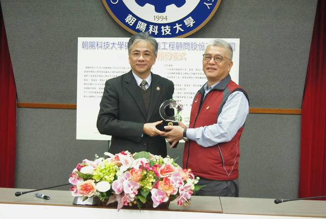 校長鄭道明(左)與台灣世曦工程顧問公司董事長施義芳(右)代表簽訂產學合作備忘錄。