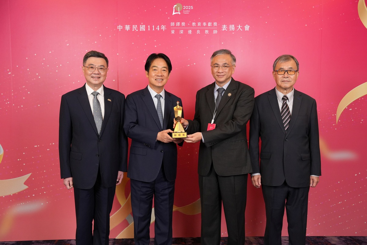 CYUT President Cheng (second right) honored by President Lai Ching-te (second left), joined by Premier Cho Jung-tai (left) and Minister of Education Cheng Ying-yao (right).Image