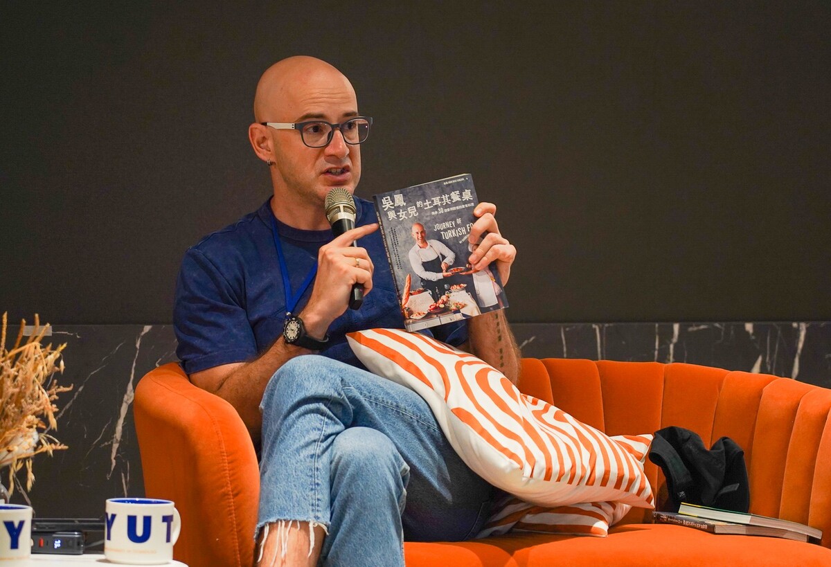Turkish YouTuber and TV host Ugur Rifat Karlova (Wu Feng) was invited to share his 20-year journey in Taiwan with the CYTU community.Image