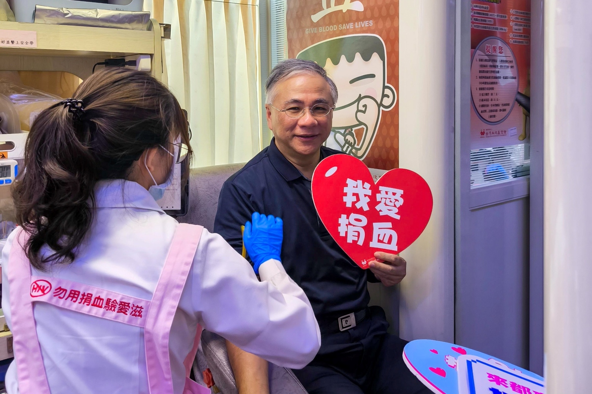 朝陽科大校長鄭道明(右)特別到場力挺，單日共募集289袋熱血創新高，展現校友高度向心力。圖片