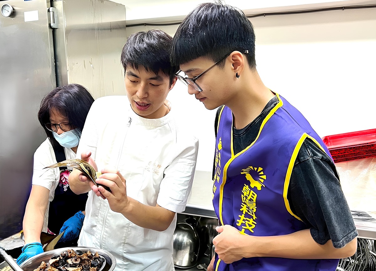 「亞太十大名廚」東勢牛稼莊主廚李浡紳（中），特別受邀到場示範五穀雜糧養生粽。圖片