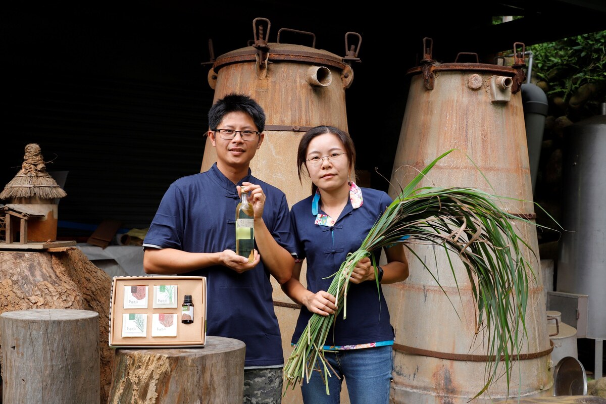 三義茅鄉炭坊在地青農郭純嵐(右)與會分享和朝陽科大工設系合作逐步優化生產方式與品牌經營策略的成功經驗。圖片