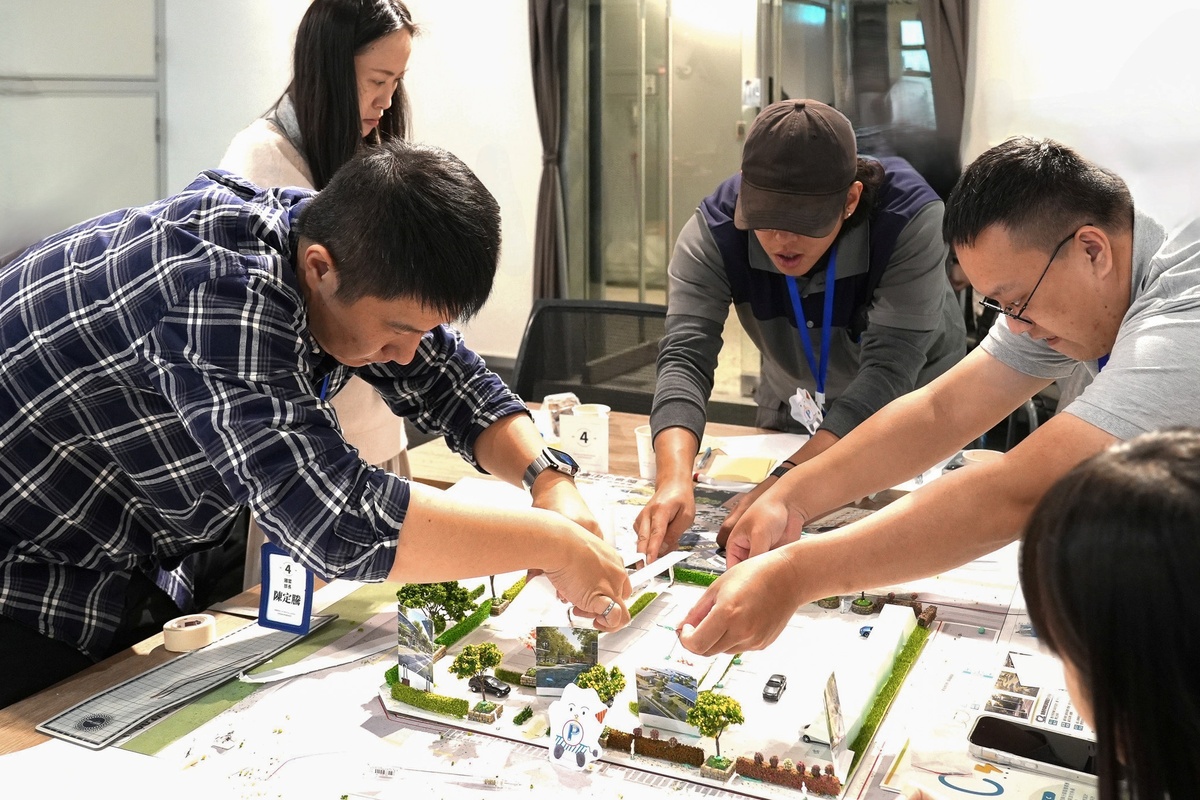 工作坊以「城市小綠洲」作為臺中停車場轉型的起點，針對老舊停車場進行場域改造。圖片