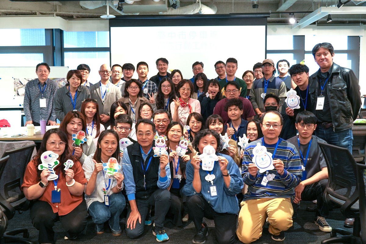 工作坊產官學代表與停車場公仔合影。圖片
