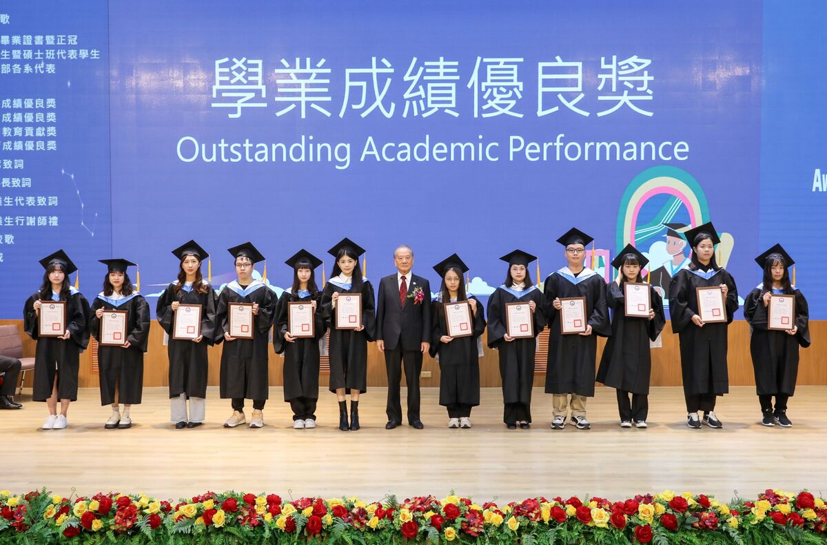 CYUT Founder Dr. Tien-Shen Yang honored graduates with outstanding academic performance.