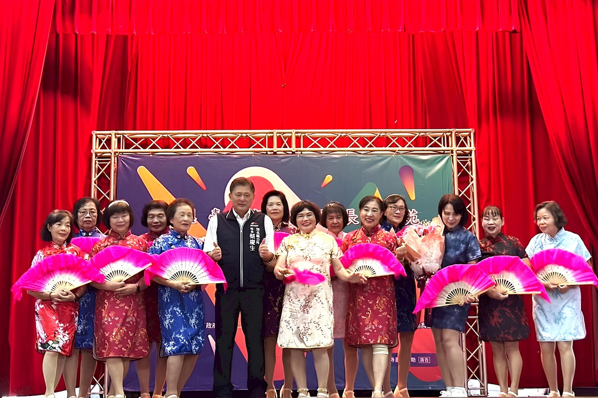 清水區區長蔡慶生(中)肯定清水區長青學苑學員的學習成果。圖片