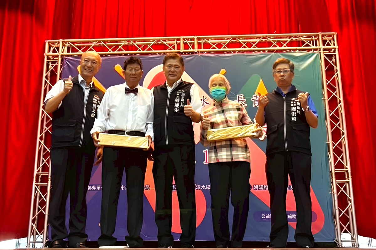 超過90高齡的清水區長青學苑學員蔡松樹(左二)及許李翠麗(右二)獲頒終身學習獎。圖片