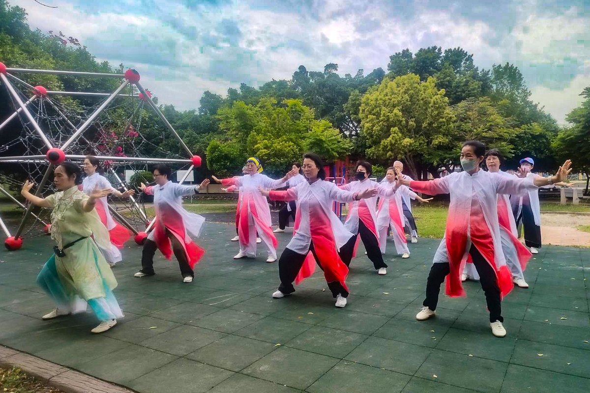 強調養生健身太極氣功班，是清水區長青學苑的一大特色。圖片