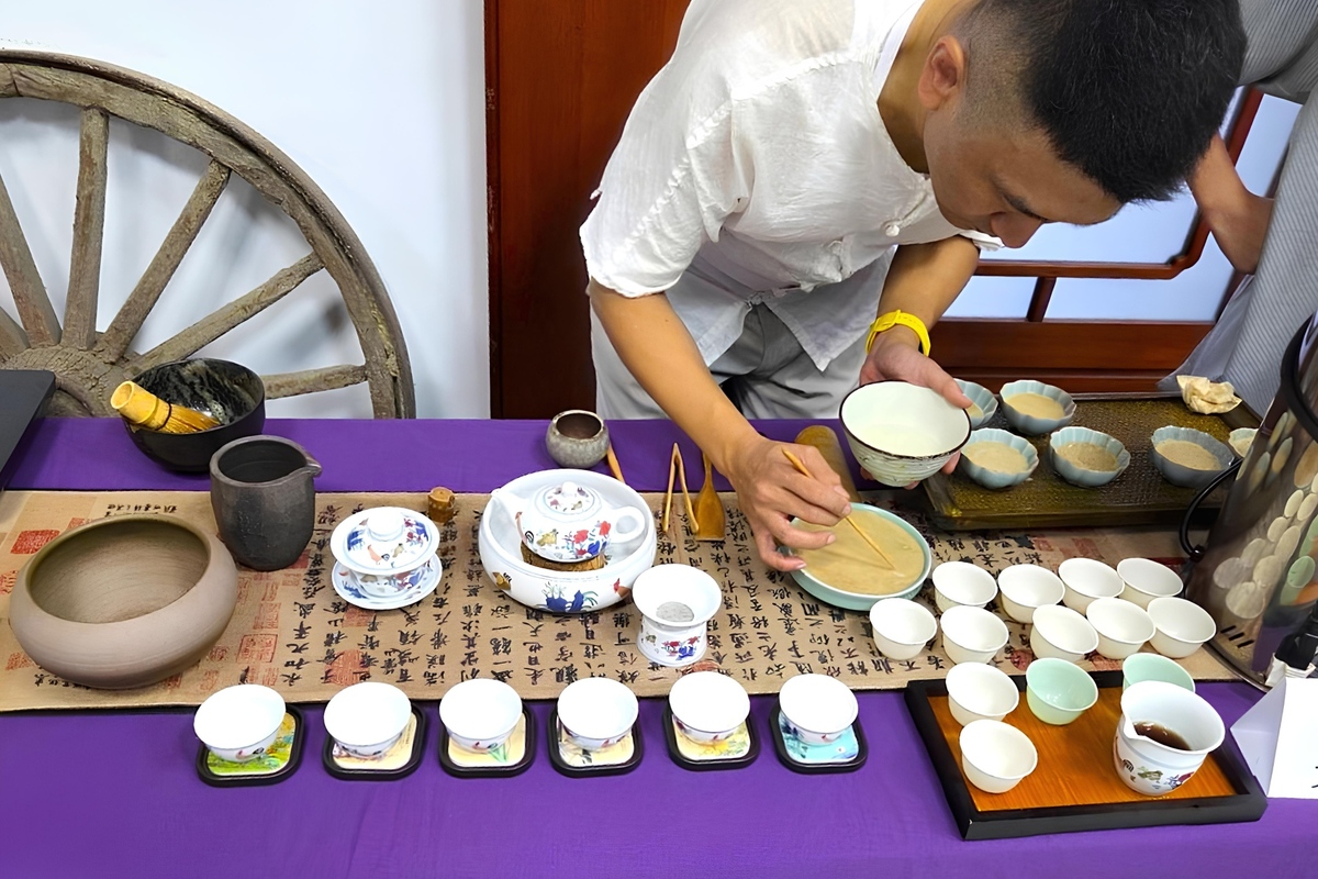 中華茶道文藝初階班學員展現茶藝學習成果，大受好評。圖片