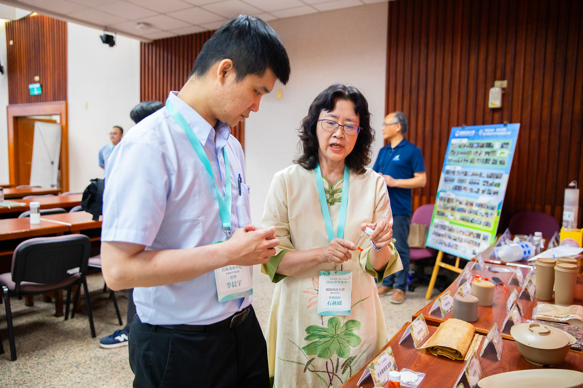Prof. Yen-Fong Shih (right) of CYUT and Manager Chen-Yu Li (left) of the Plastics Industry Development Center share applications of sustainable low-carbon materials.Image