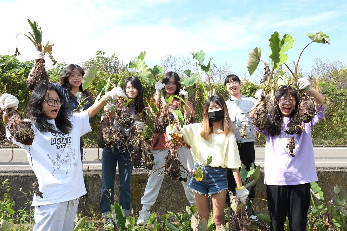 朝陽工設系USR師生團隊，推廣貓裏青農設計培力再生活化行動，將在地的農業廢料，變成特色文創商品，深獲好評。圖片