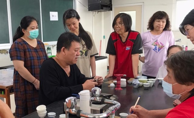 后豐社區大學致力推動文化產業不遺餘力，圖為失傳技藝鋦瓷體驗課程。