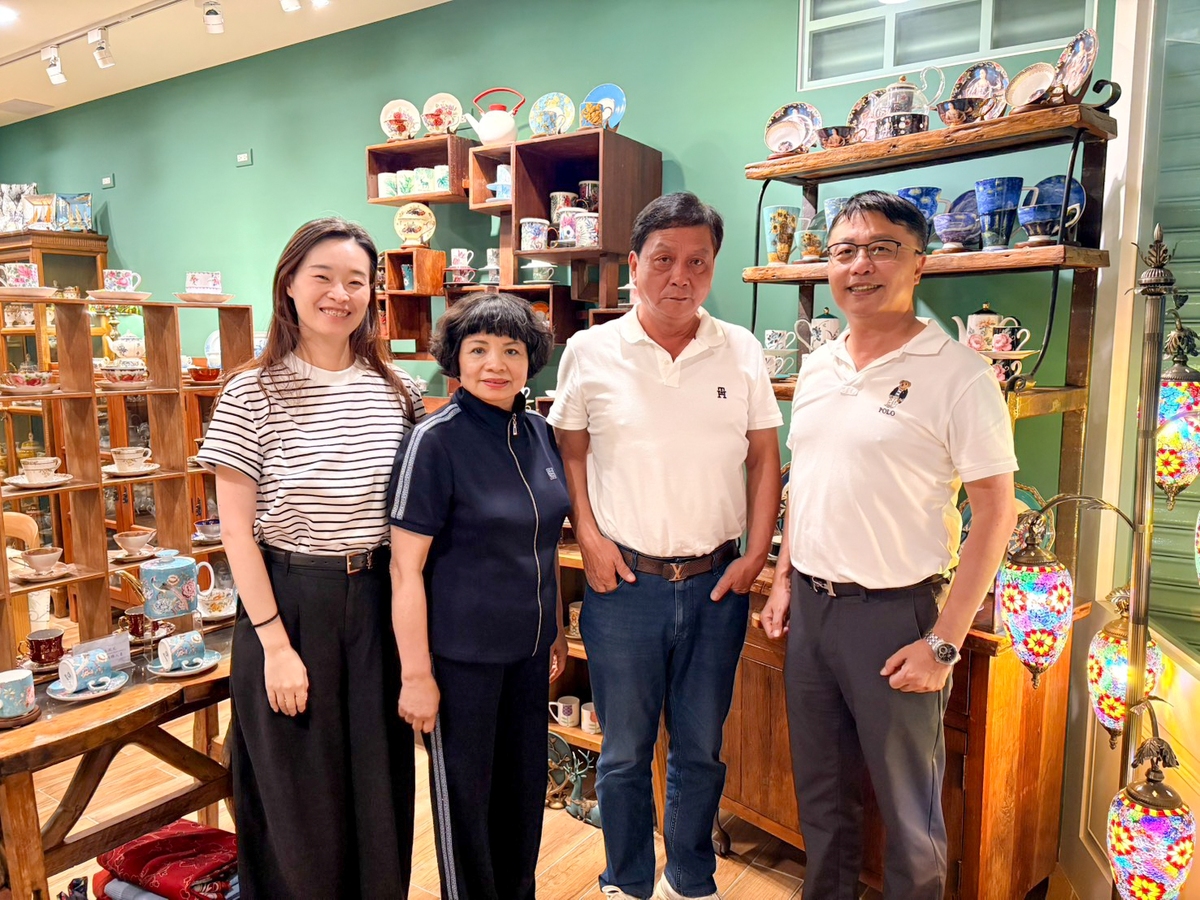 朝陽科大校友總會理事長簡永淞(右)期盼號召更多校友投入公益，支持在地文化發展，成為推動城市前進的重要力量。圖片