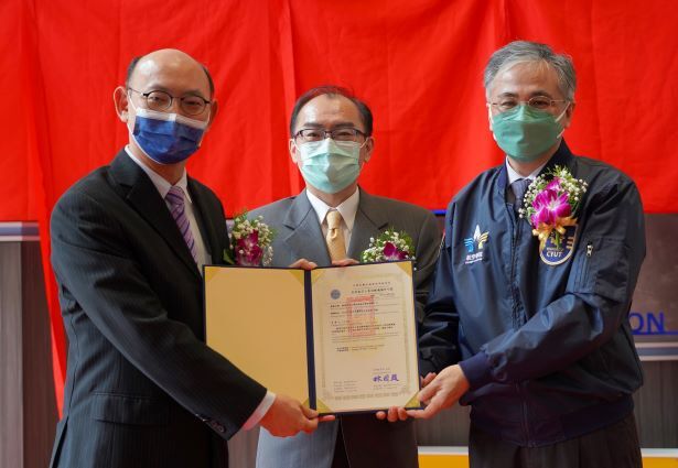 Present Cheng Tao-Ming (right) received the certificate from the CAA official (left) under the witness of the MOE official (middle).Image