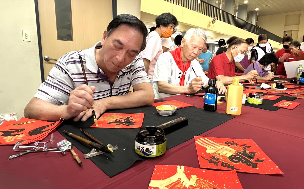「養心書法藝術班」學員春聯現場揮毫，氣勢不凡。圖片