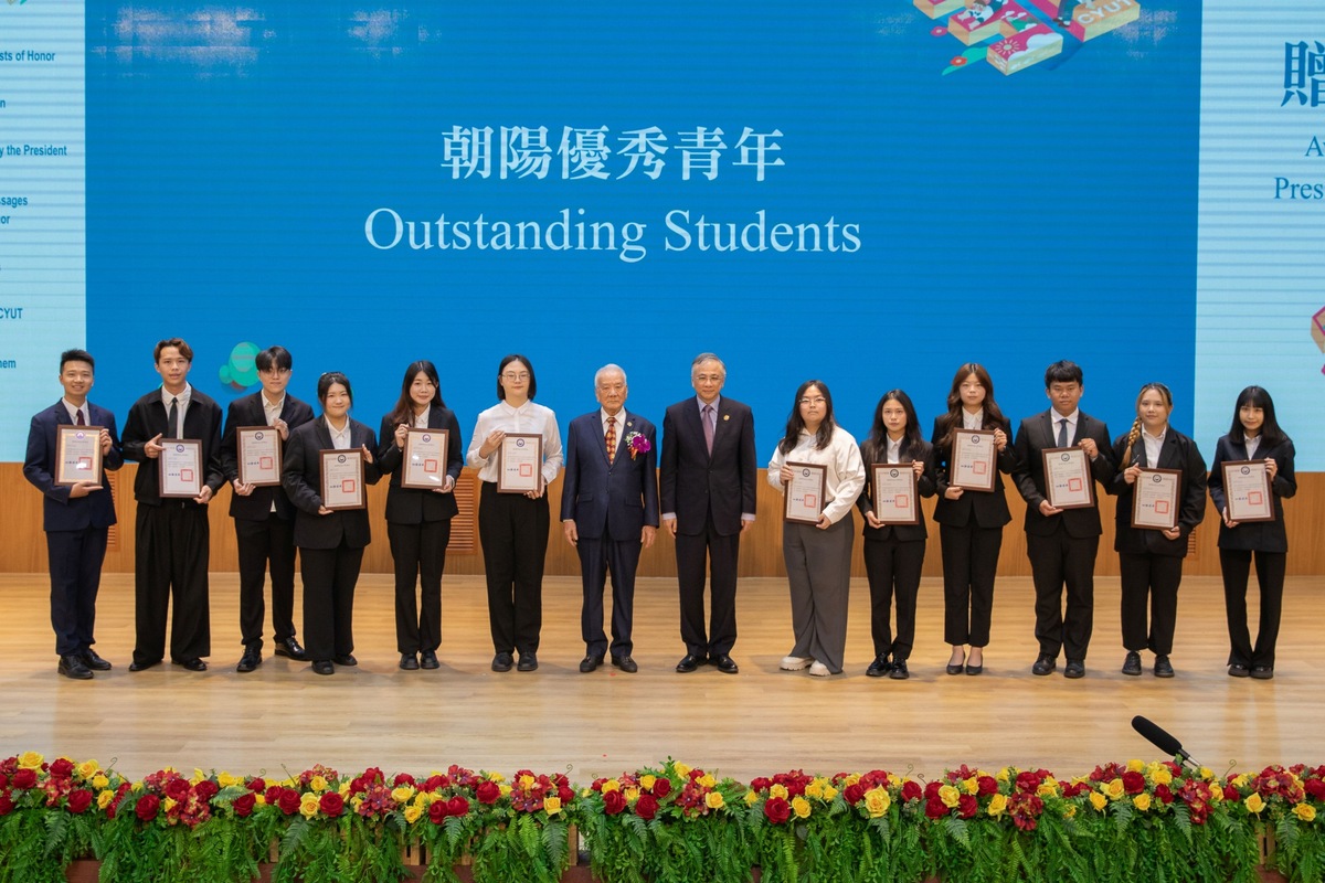 Outstanding students pose with Founder Tien-Shen Yang (7th from left) and President Tao-Ming Cheng (7th from right).Image