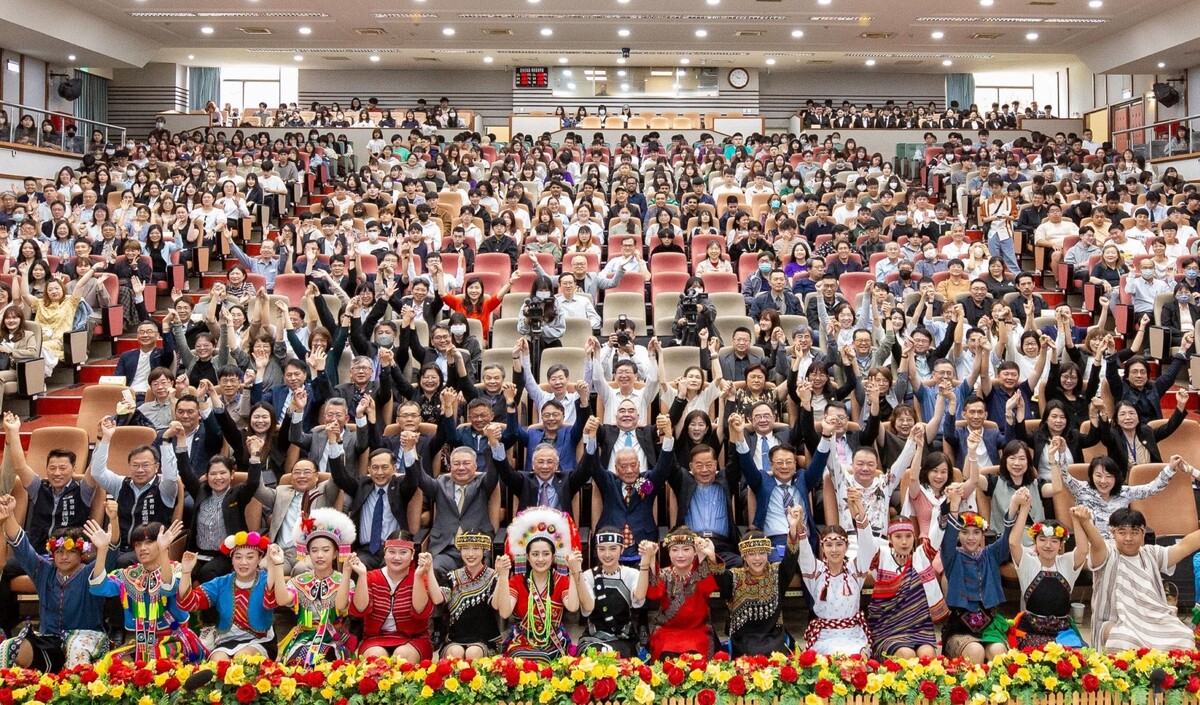 與會貴賓與朝陽師生攜手慶賀32周年校慶。圖片