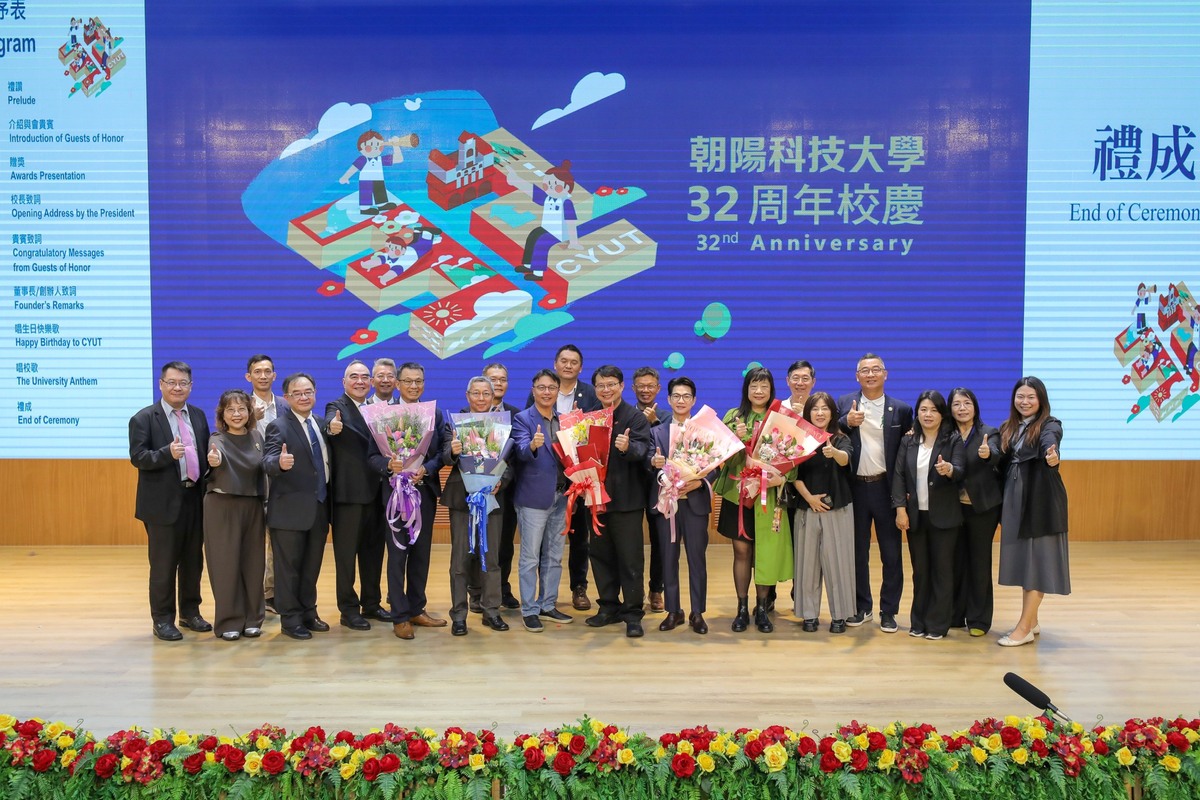 第10屆傑出校友與校友總會團隊合影。圖片