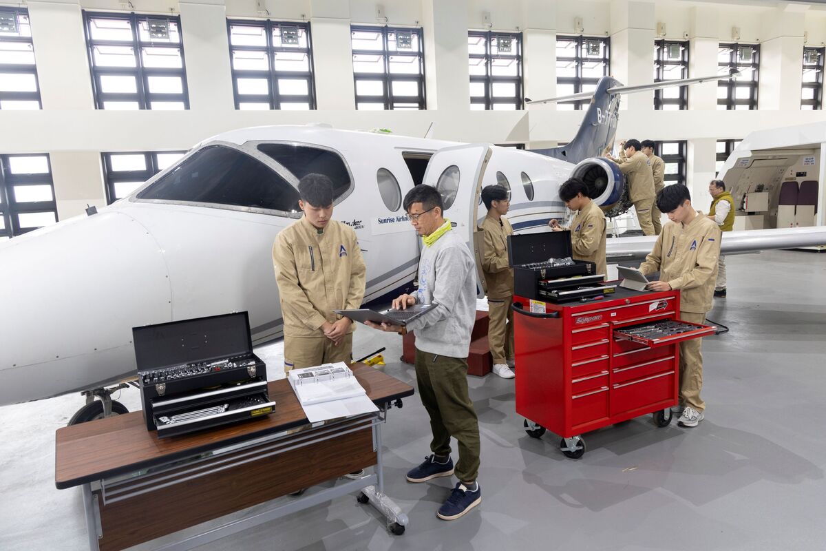 航機系附設航空維修訓練中心,採學位結合證照課程模式,畢業生炙手可熱。