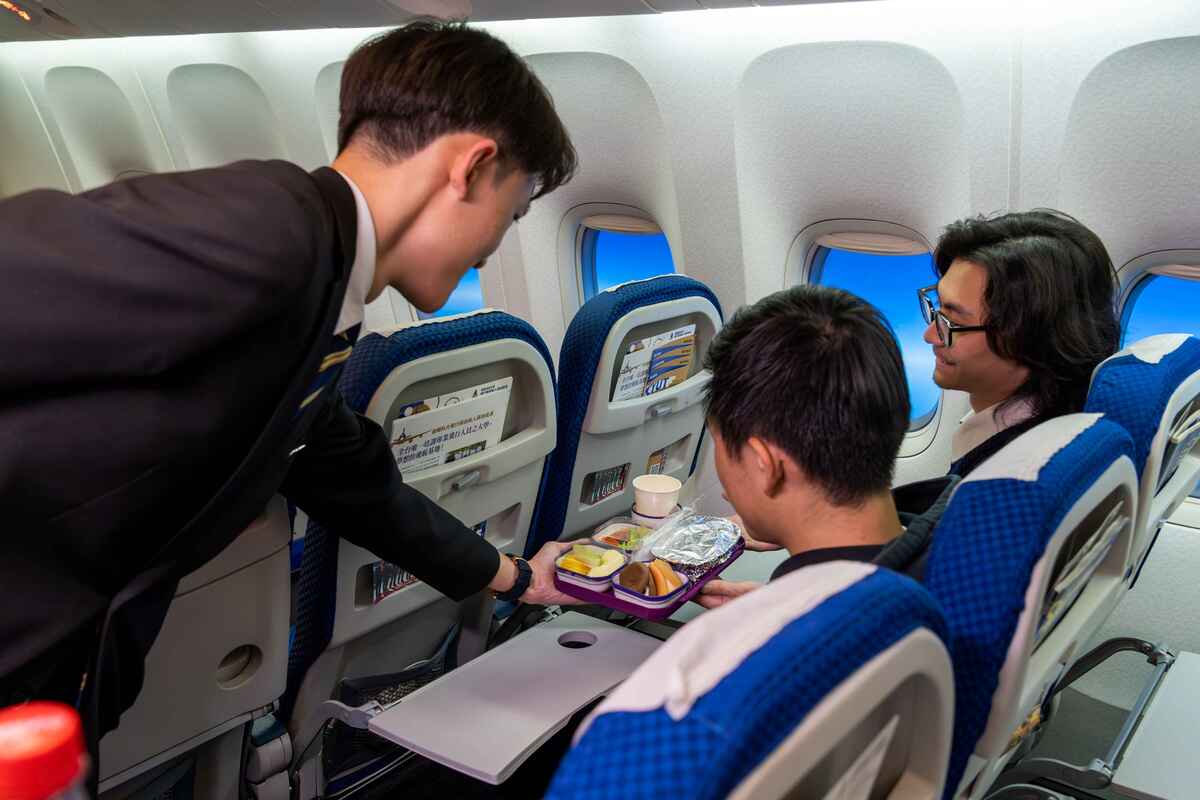 本校以波音777-300ER客艙打造的「飛航情境模擬教室」,結合飛安緊急逃生訓練及客艙服務,為全台首創。