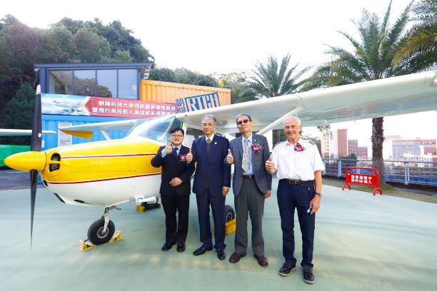校長鄭道明(左二)積極籌設航空學院，國際化成果亮眼。