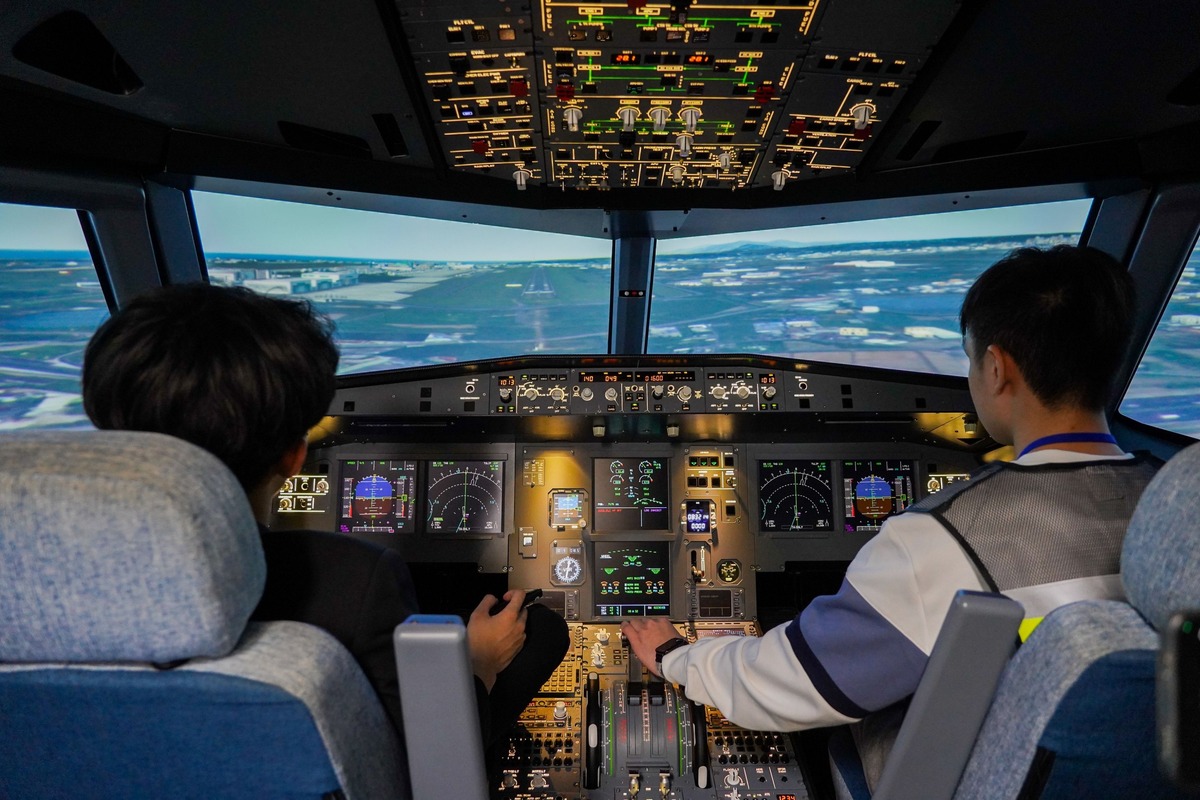 朝陽科大飛航體驗營安排空中巴士A320模擬機等多元體驗課程，十分吸睛。圖片