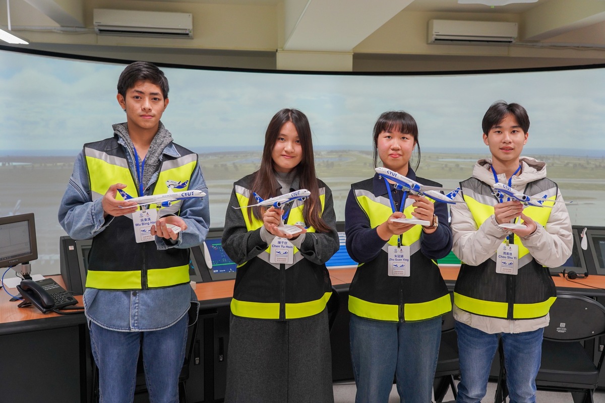 高中職生限定的飛航體驗營，不僅開放免費報名，還能把限量的飛機模型帶回家。圖片