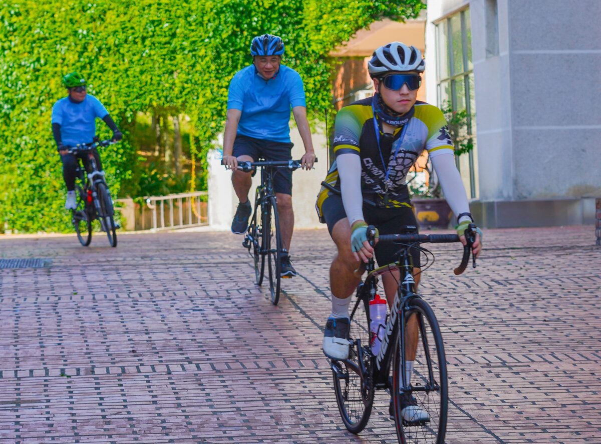 President Cheng (middle) led the cycling team for the first 10 km.Image