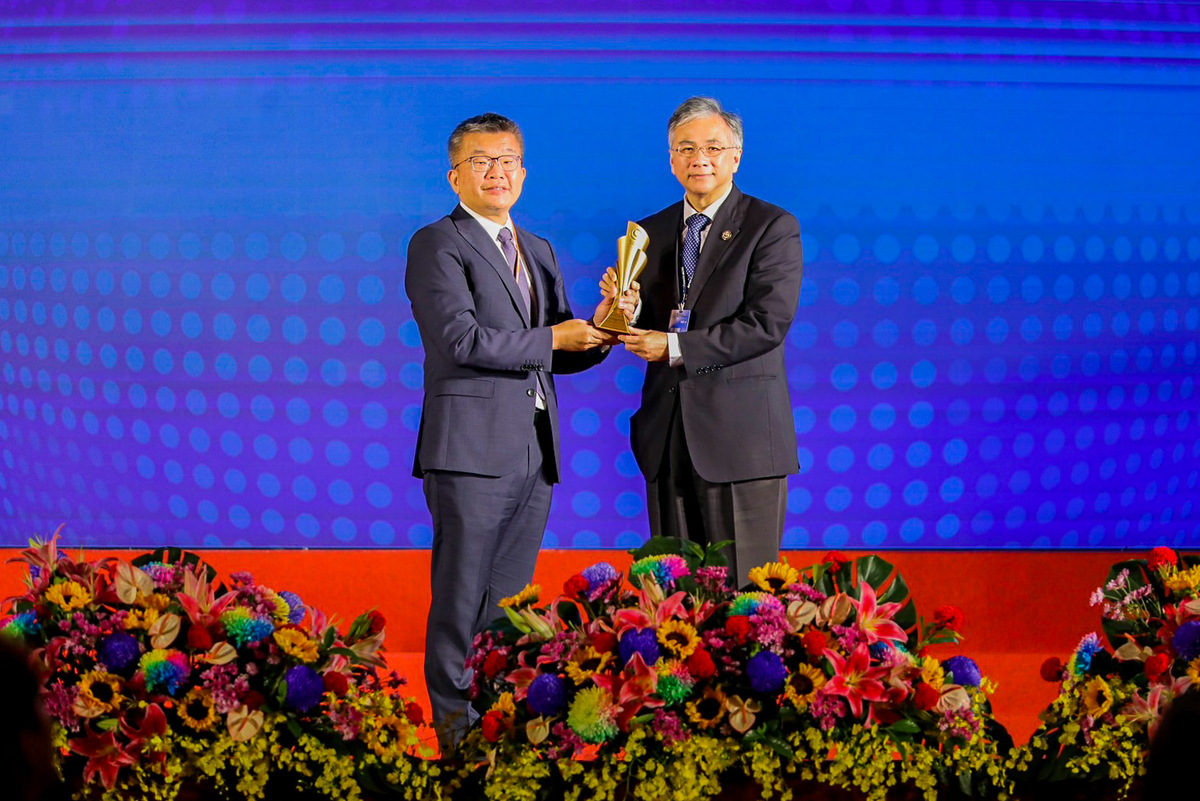 President Cheng Tao-ming received the Outstanding Professional Award from Tsai Chi-chang, Vice President of Legislative Yuan.