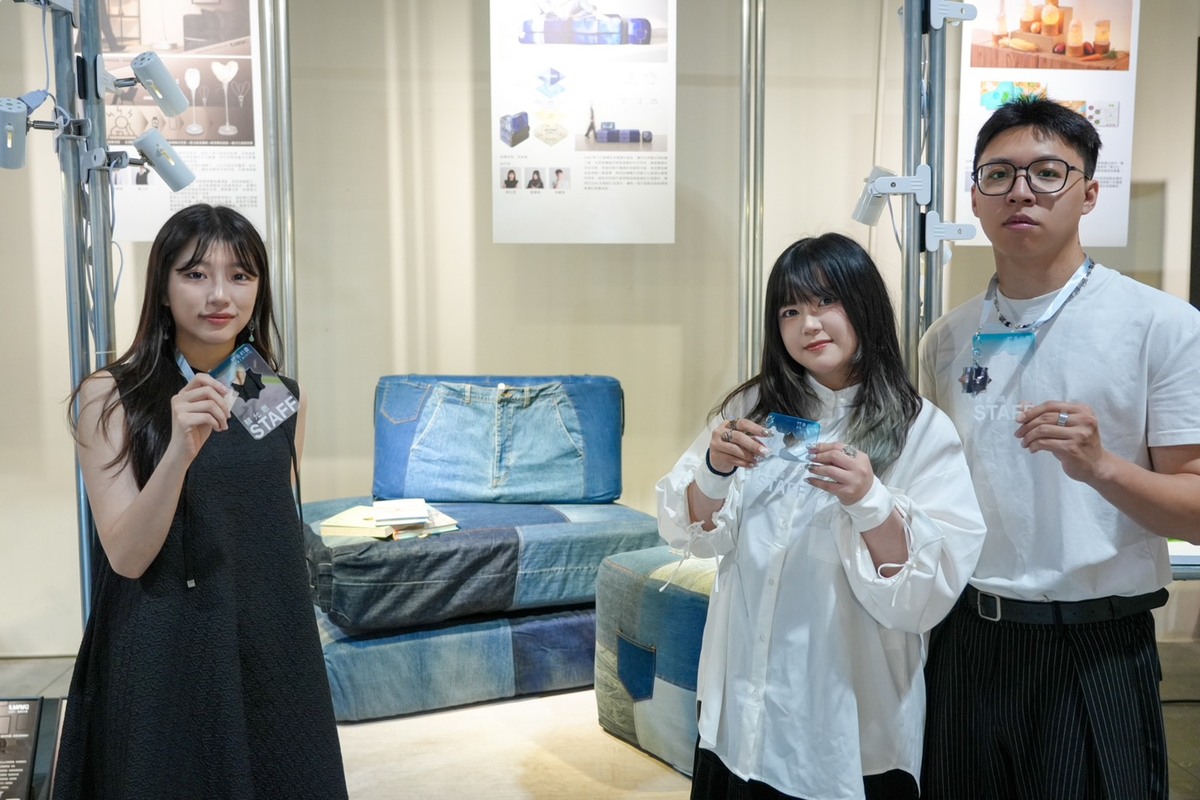 《ZOFA》以回收之具耐磨及高韌性永續牛仔布，將服飾配件轉化為循環工藝沙發，避免快時尚產生之污染。圖片