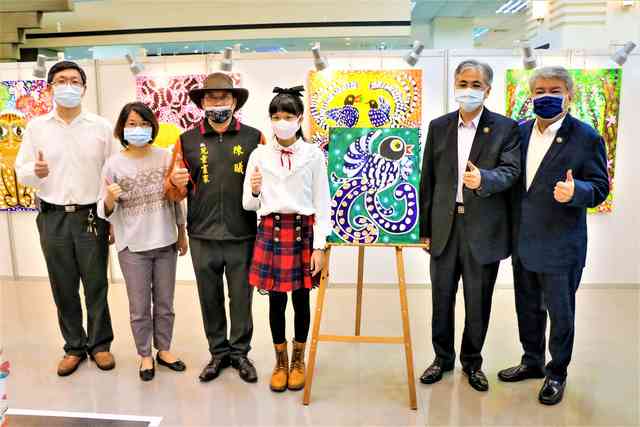 小畫家陳曦(右三)捐贈「台灣藍鵲」畫作給世界展望會，響應SDGs，與朝陽科大校長鄭道明(右二)合影。