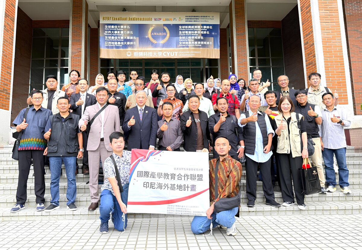 President Tao-Ming Cheng (front row, fourth from left) with the Taiwan–Indonesia Industry–Academia Alliance and Indonesian university delegation.Image