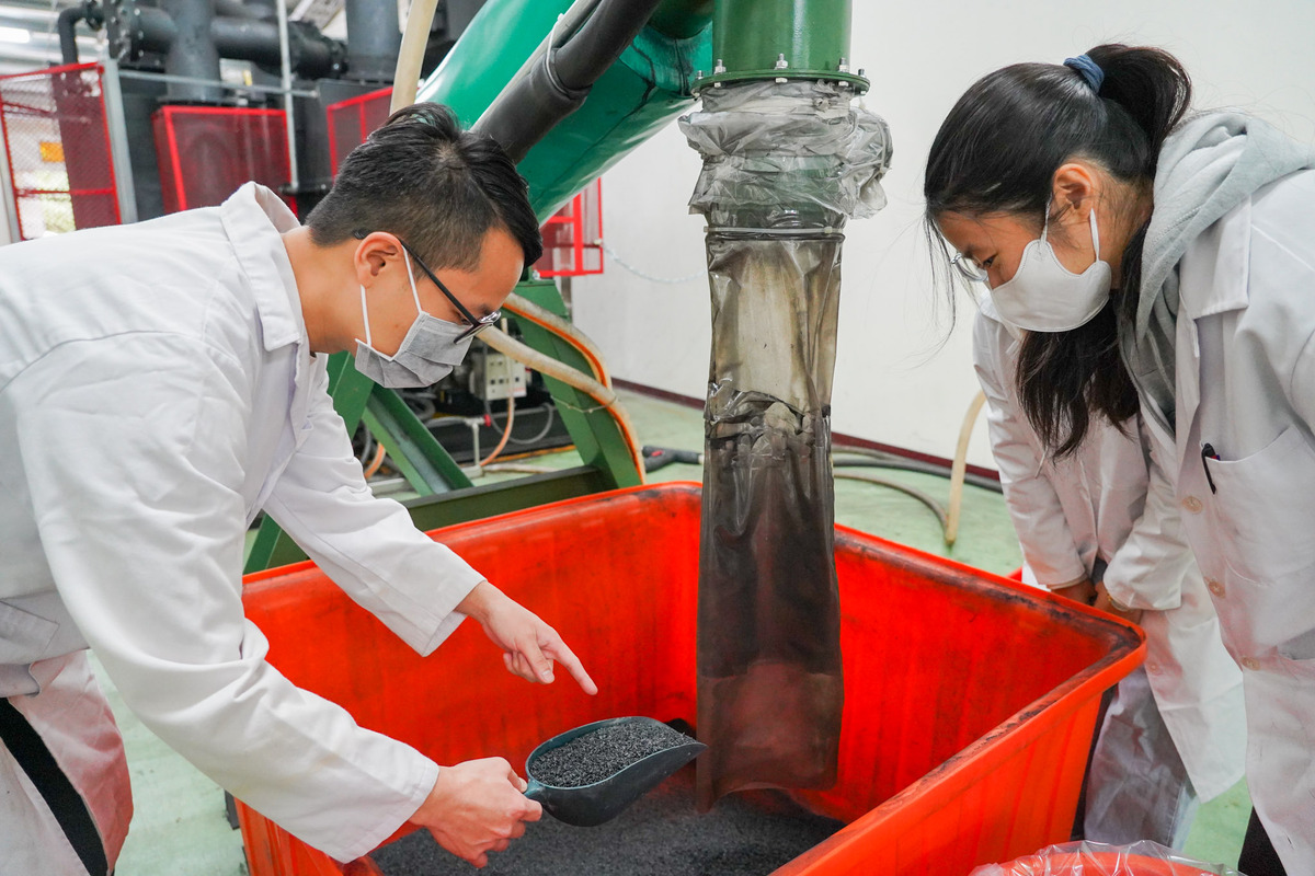 CYUT establishes Taiwan's first campus Carbon Recycling Center, converting agricultural waste into biochar.Image