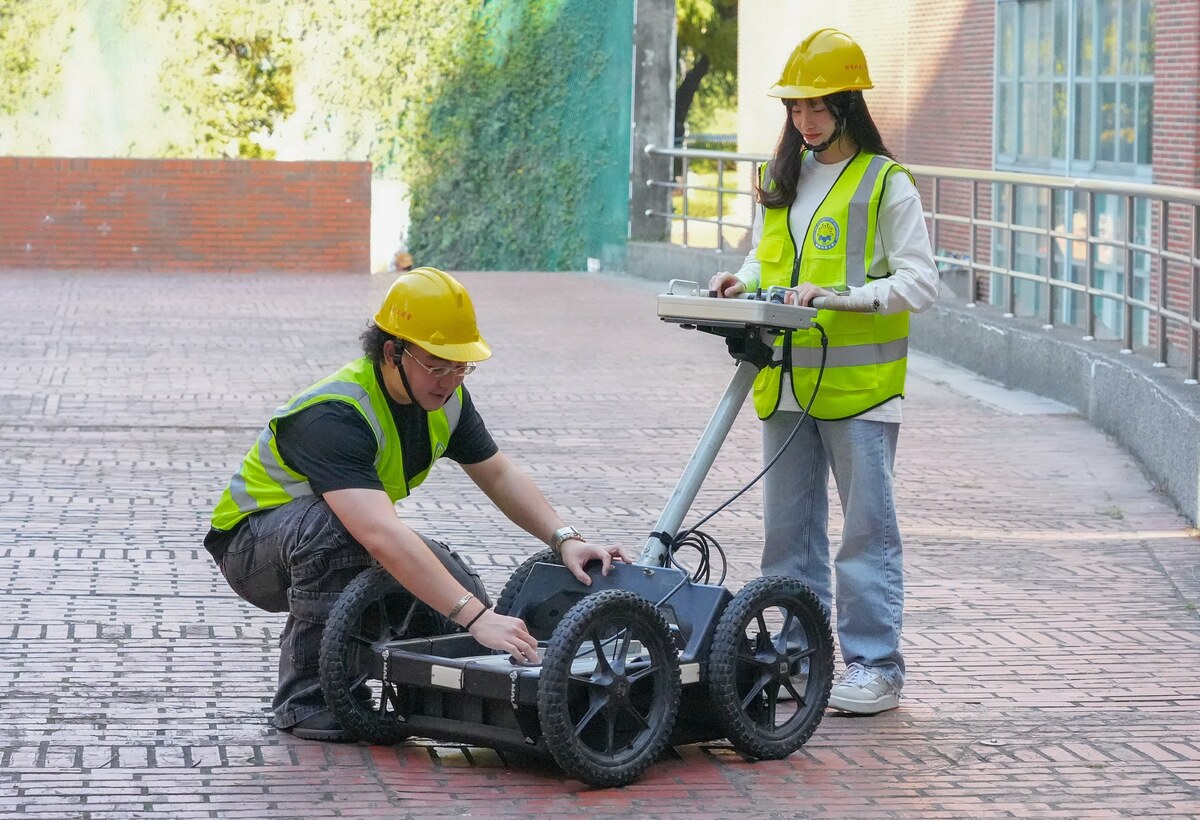 CYUT's Non-Destructive Testing Center uses ground-penetrating radar to enhance infrastructure and urban safety.Image