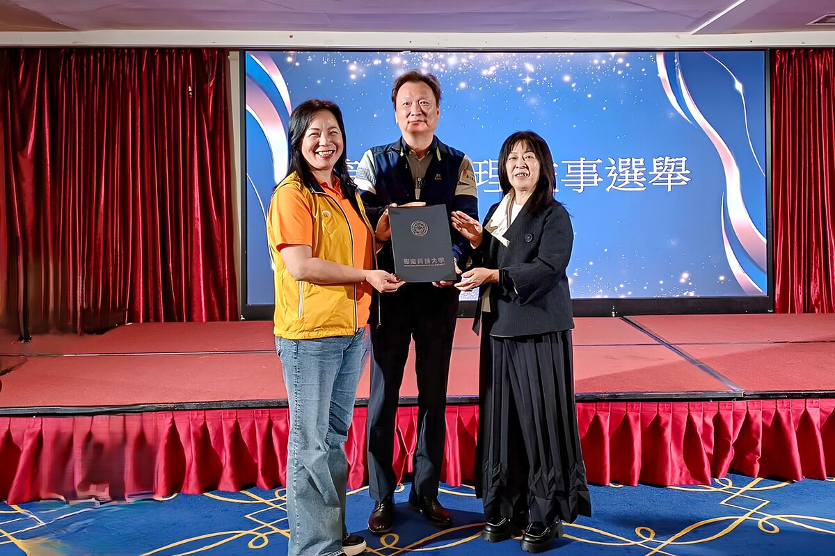 Yi-Ling Chen (left) steps down as the 4th chairman, and Hong-Ling Wang (right) assumes the role as the 5th chairman of the CYUT EMBA Association.Image