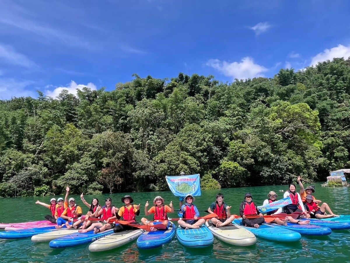 EMBA members participate in outdoor activities that strengthen teamwork and alumni connections.Image