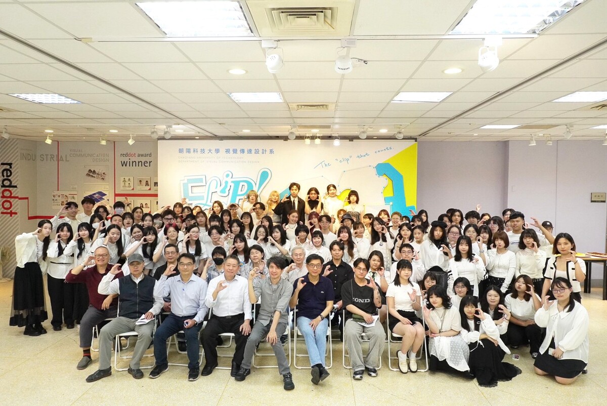 朝陽科大第29屆視覺傳達設計系畢業製作校內展師生合影。圖片