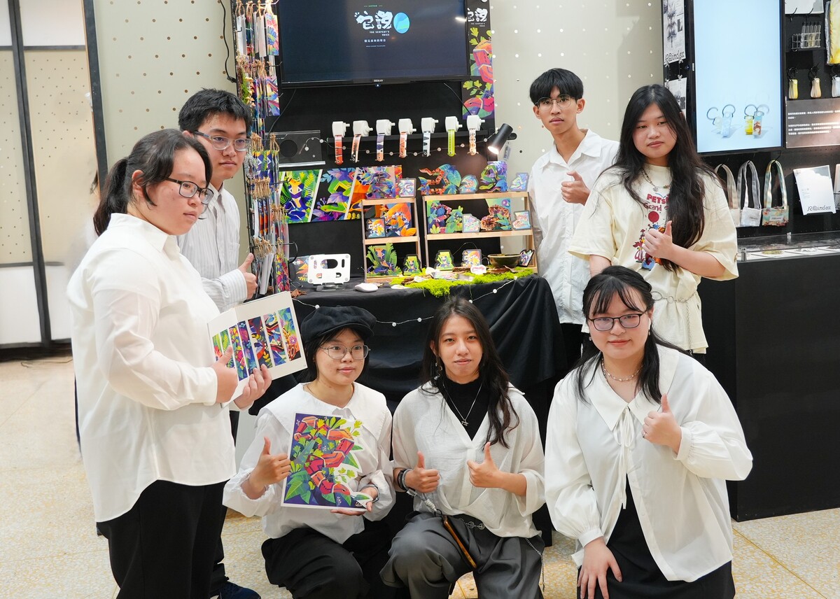 〈它說〉以創新手法翻轉大眾對蛇類的恐懼，透過將視覺圖騰化，相當新穎。圖片