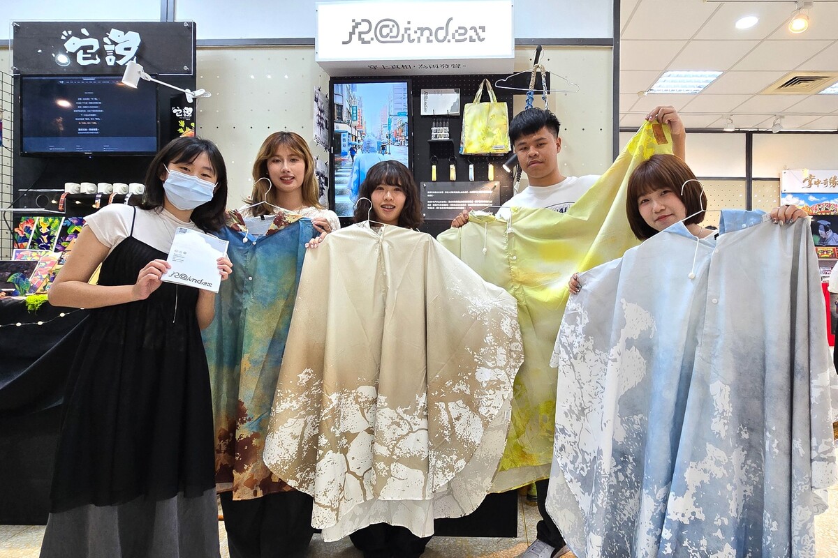 〈Raindex〉創新設計「變色雨衣」，避免酸雨污染難以察覺，將隱形污染轉譯為可視訊號，提升使用者對環境的即時理解。圖片