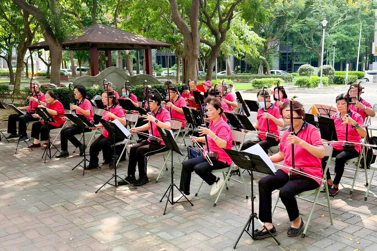 南屯長青學苑特別規劃二胡中階班戶外教學，串聯居民情感與地方文化，成為社區共學的最佳實踐。圖片