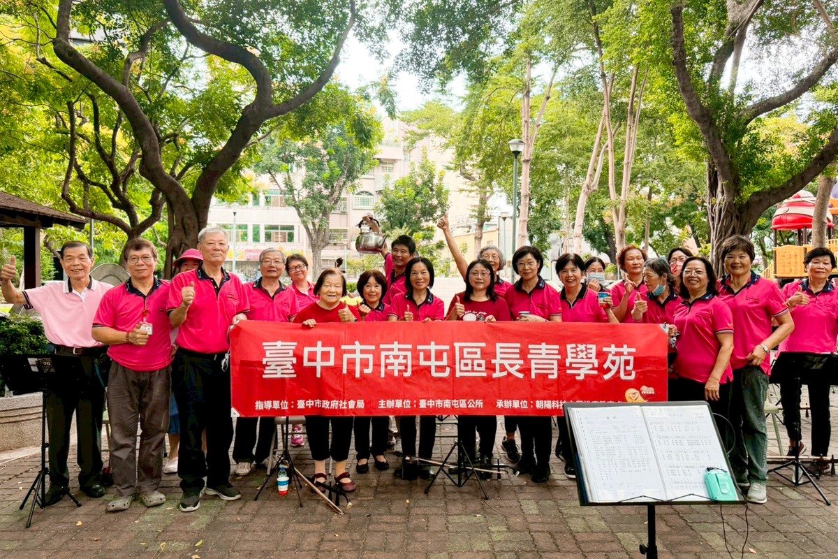 在指導老師林素霞帶領下，南屯長青學苑學員讓二胡從教室走入社區，化身為一場開放式的音樂饗宴。圖片