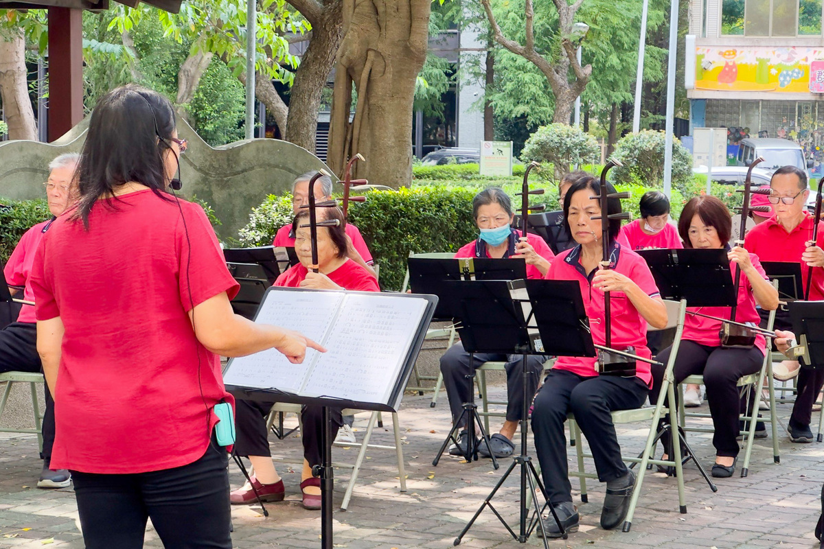 二胡中階班學員以精湛的演奏展現學習成果，為居民帶來充滿藝術人文的休憩時光。圖片