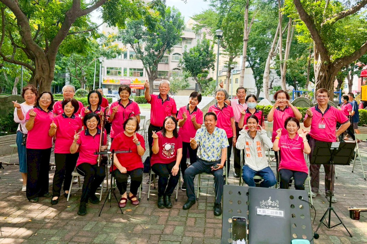 二胡中階班學員將學習成果帶入社區，以音樂為橋梁，展現終身學習的精神。圖片