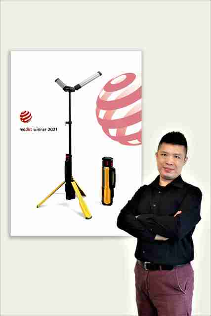 工設系老師劉兆漣的紅點產品設計獎作品「職人級折疊落地工作燈 (COMPA)」，同時滿足場域照明以及方便攜帶，掀起一波職人專業設計產品熱潮。