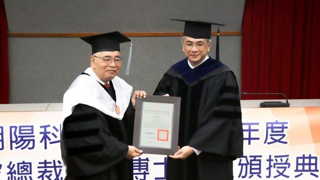 南良集團總裁蕭登波(左)獲頒本校名譽管理學博士學位，與校長鄭道明(右)合影。圖片