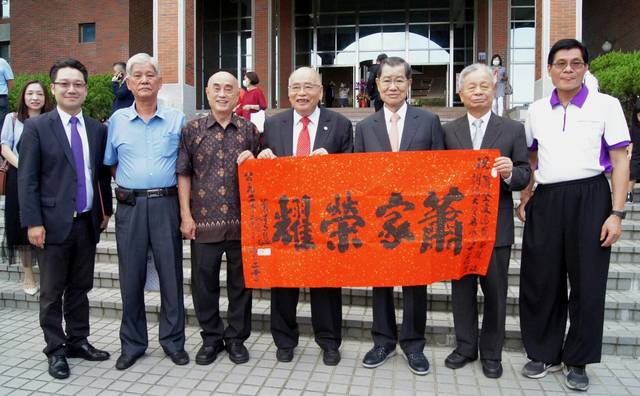 前副總統蕭萬長（右三）特別前來祝賀蕭登波總裁獲頒名譽博士學位。圖片
