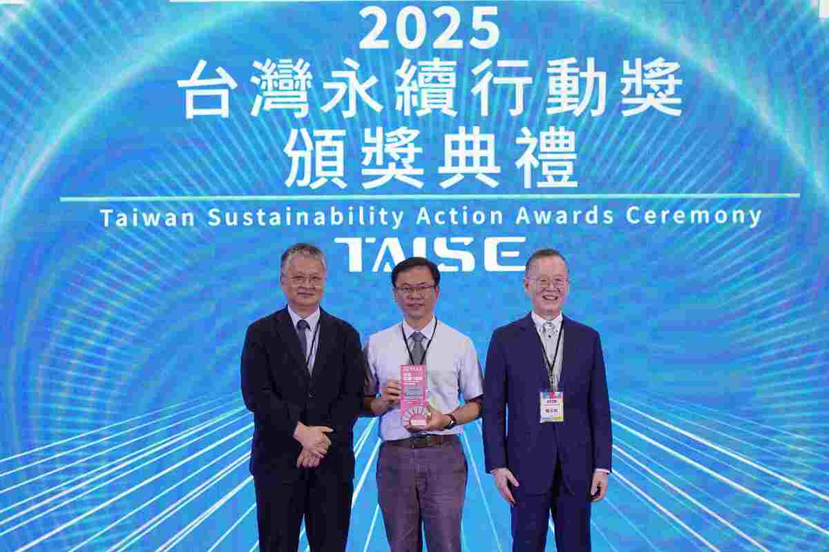 CYUT wins the TSAA Silver Award for Sustainability; Dr. Yann-Long Lee (center) accepts the honor.Image