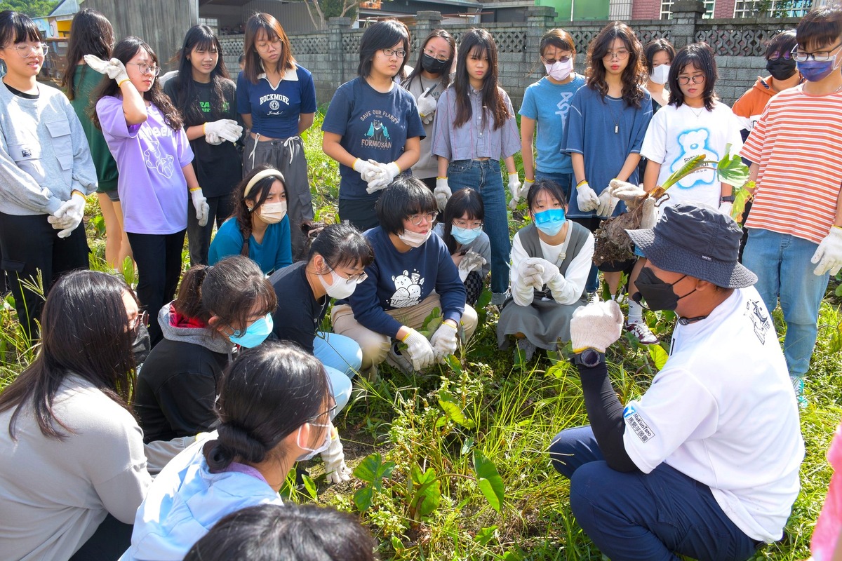 The USR team collaborates with local communities to nurture creative young talent and boost sustainable growth through design.Image