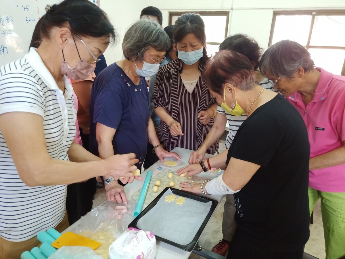 清水長青學苑今年新開設之「在家輕鬆做銀養健康餐點班」，課程結合永續，十分具有特色。